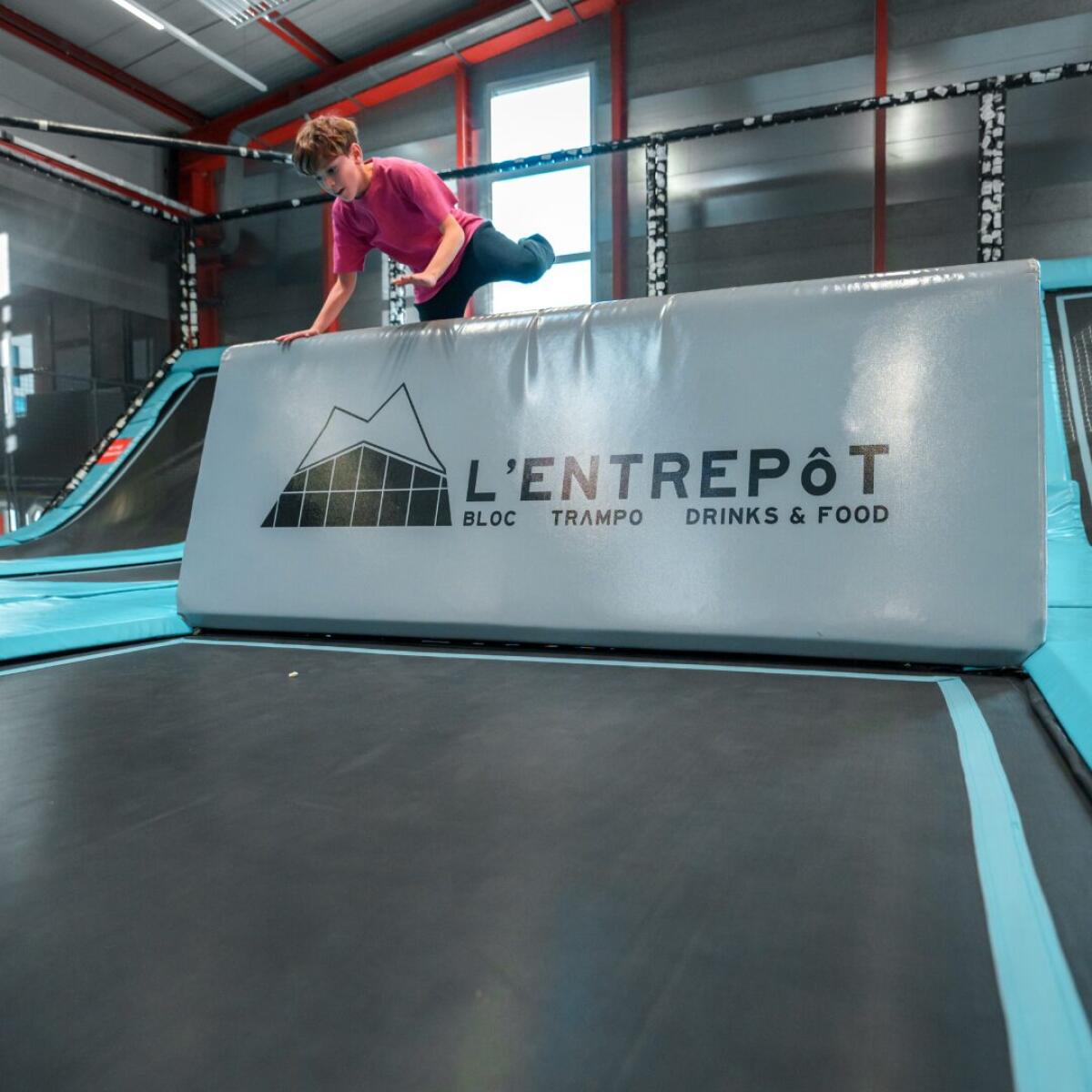 Enfant qui saute pendant un cours de trampoline à L'Entrepôt à Bulle